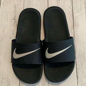 Nike slides SZ 4Y
